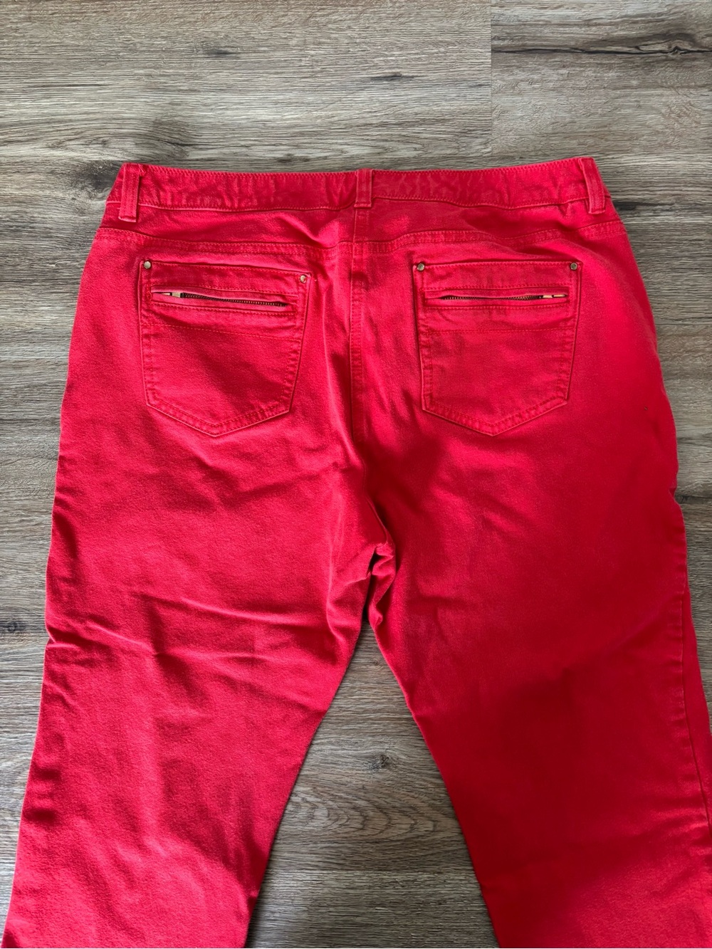 Chicos size 2.5 (large or roughly 14) red capris zip back pockets. See info